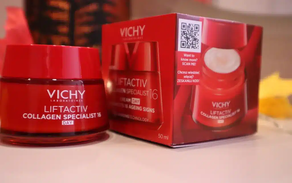 Krem przeciwzmarszczkowy na dzień Vichy Liftactiv Collagen Specjalist 16 na tle jesiennych dekoracji