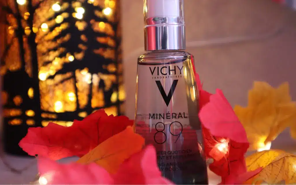 Szklana butelka boostera Vichy Minéral 89 na tle jesiennych dekoracji