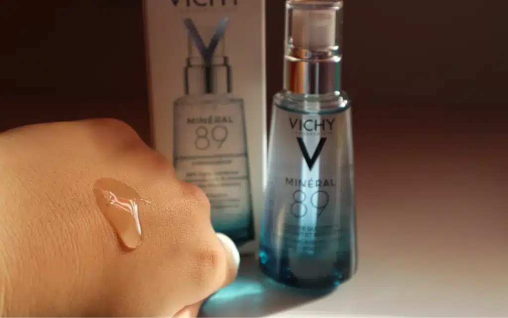 Konsystencja boostera Vichy Minéral 89 pokazana na kobiecej dłoni