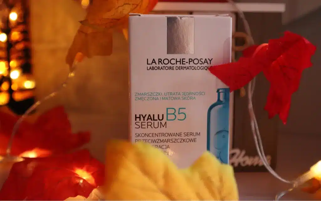Serum przeciwzmarszczkowe La Roche Posay Hyalu B5 na tle jesiennych dekoracji