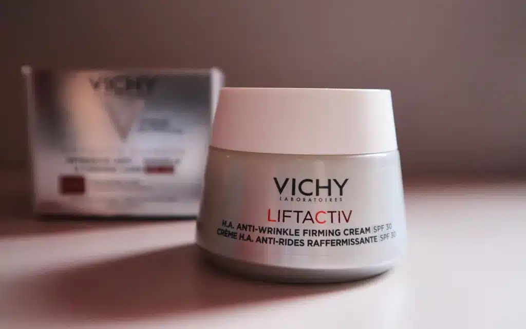 Krem Vichy Liftactiv H.A. , w tle papierowy kartonik
