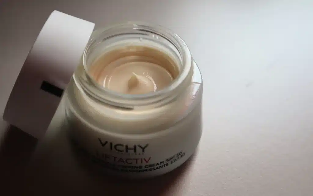 Otworzony słoiczek z kremem ujędrniajacym Vichy Liftactiv H.A.