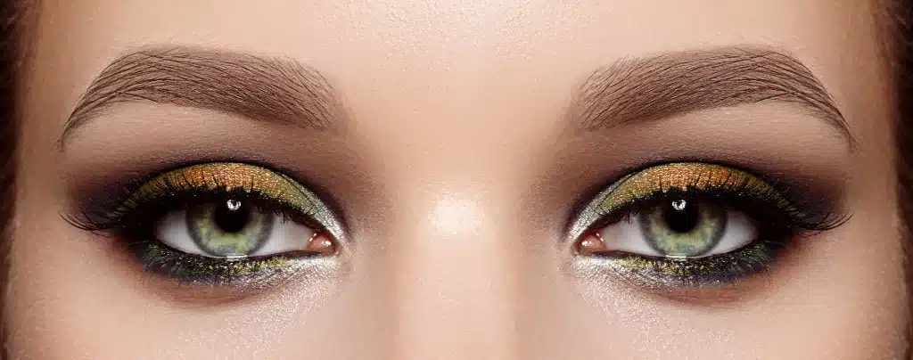 Mocny makijaż oczu w makijażu wieczorowym