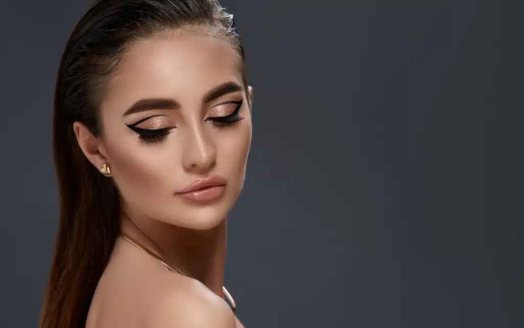 Portret kobiety w makijażu wieczorowym i smokey eye