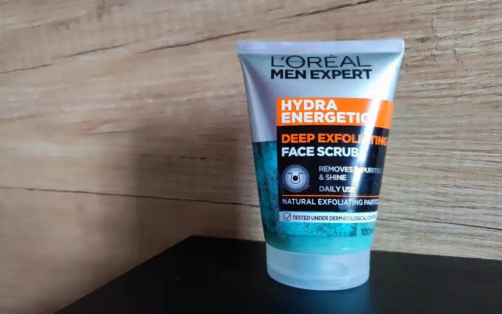 Opakowanie peelingu dla mężczyzn L’Oréal Men Expert Hydra Energetic Deep Exfoliating Face Scrub na brązowym tle
