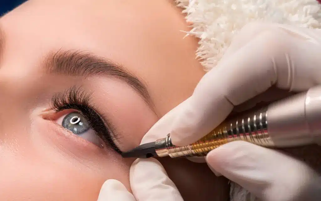 Kobieta podczas zabiegu permanentnej kreski oka