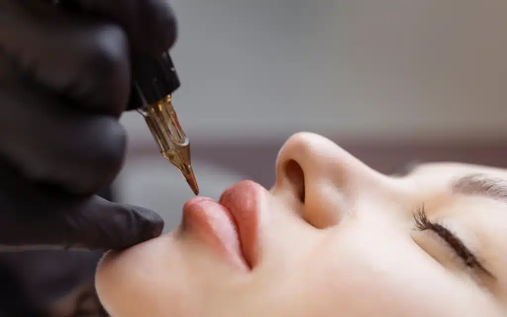 Kobieta podczas zabiegu permanentych ust