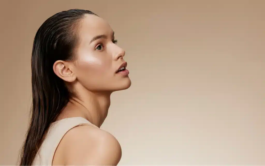 Portret boczny kobiety w rozświetlającym makijażu