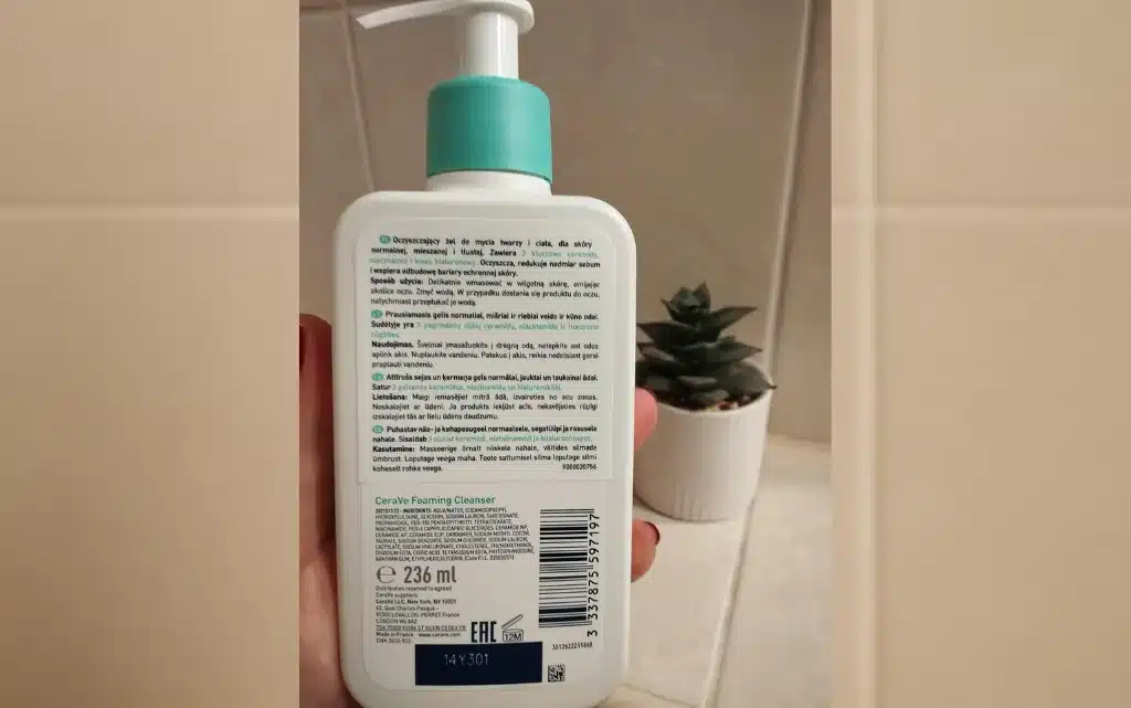 Zdjęcie opakowania CeraVe oczyszczającego żelu do mycia twarzy, tył etykietki