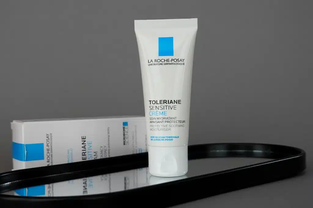 La Roche Posay Toleriane Sensitive na lustrzanej podstawce - tytułowa.