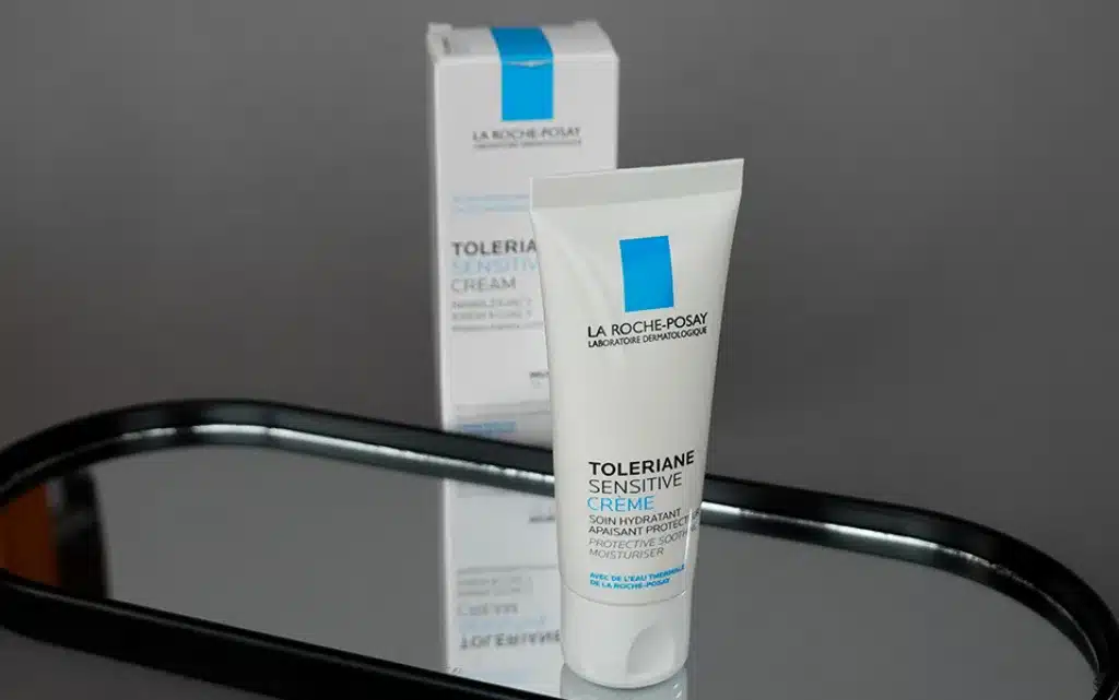 La Roche Posay Toleriane Sensitive na lustrzanej podstawce - zdjęcie.