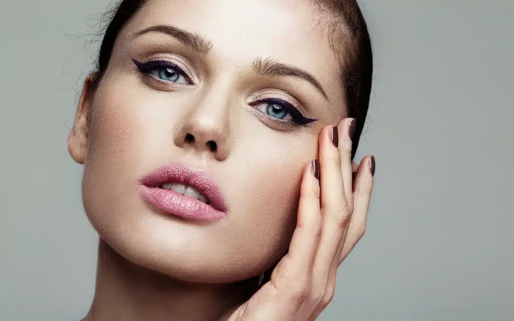 Kreski na oku zastosowane w lekkim makijażu dziennym