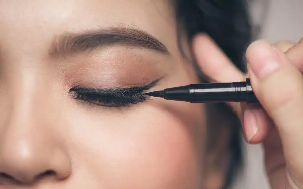 Podczas rysowania kreski lekkie naciągnięcie powieki wygładzi skórę i ułatwi zadanie