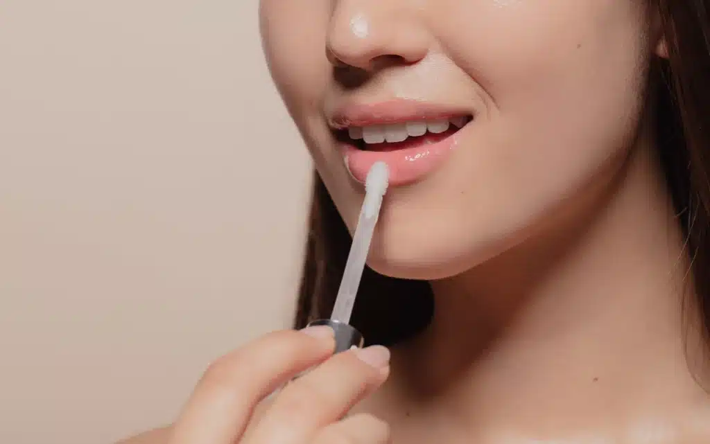 Aplikacja bezbarwnego błyszczyka do ust