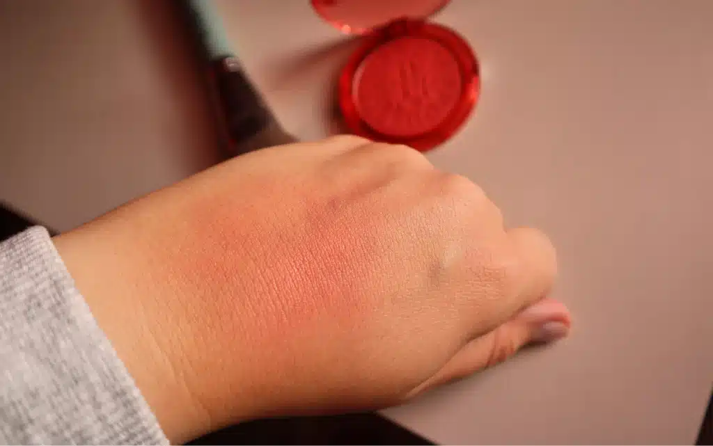 Próbka Rozświetlający róż w pudrze Sephora Collection Colorful Blush 06 Tropical Dawn na dłoni