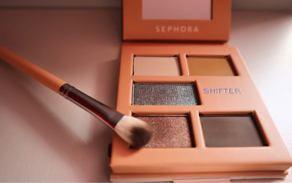 Zbliżenie na cienie w paletce Sephora Collection Color Shifter Strange Botanicals , obok pędzel do makijażu oczu