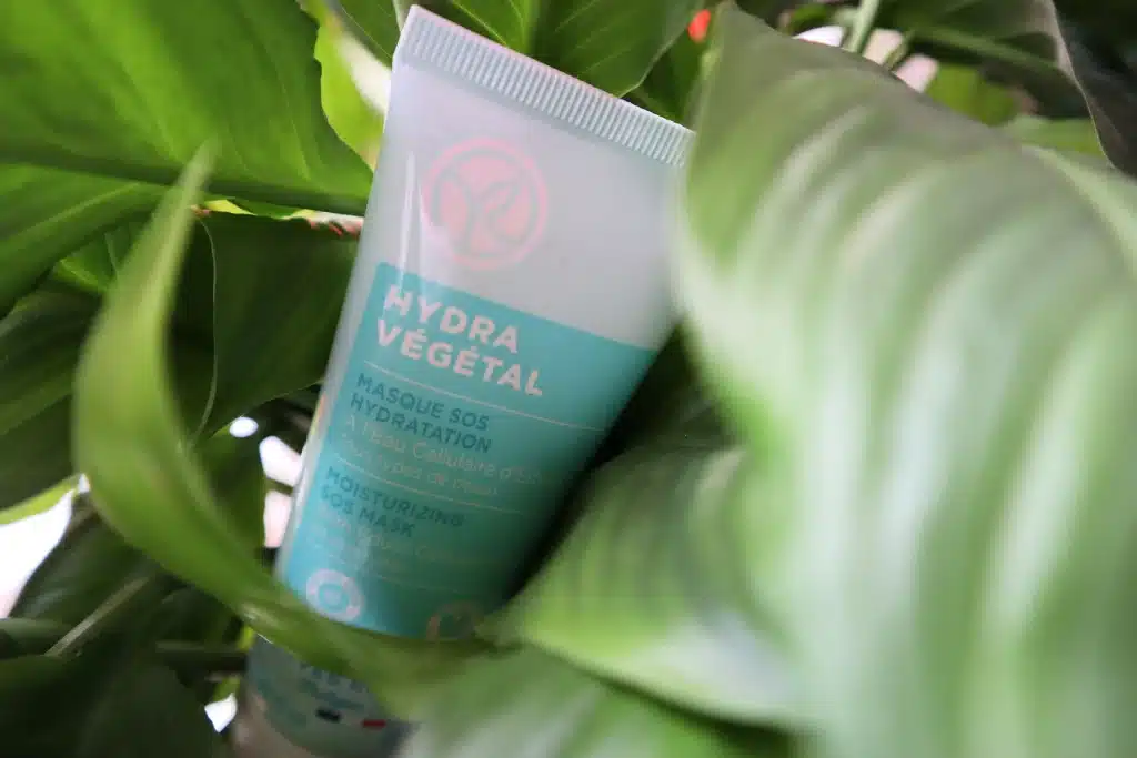 Opakowanie maski nawilżającej Yves Rocher Hydra Végétal na tle skrzydłokwiatu