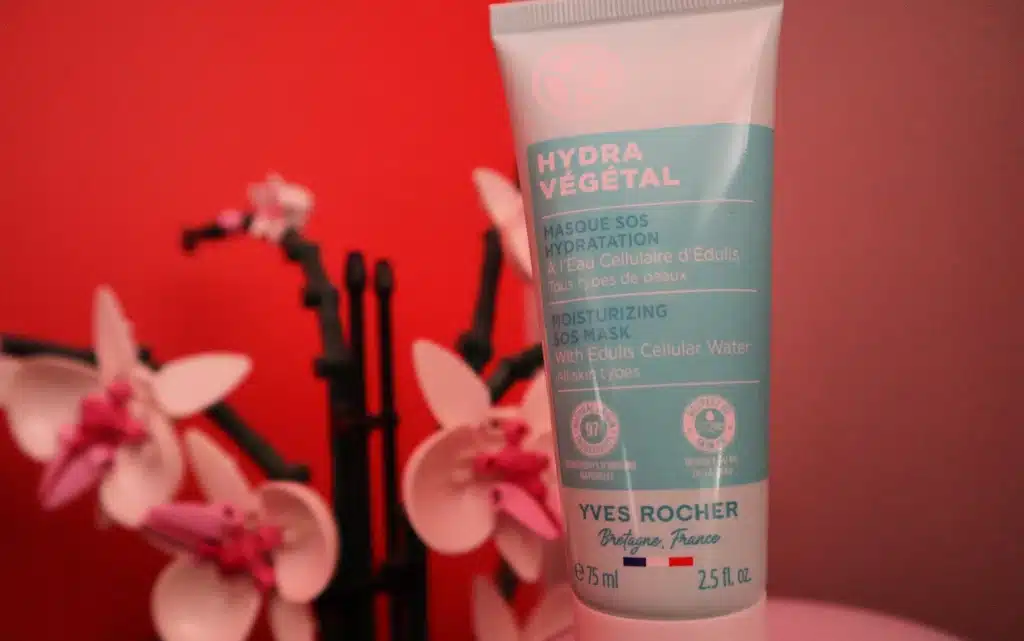 Stojąca na tle storczyka LEGO maska nawilżająca Yves Rocher Hydra Végétal