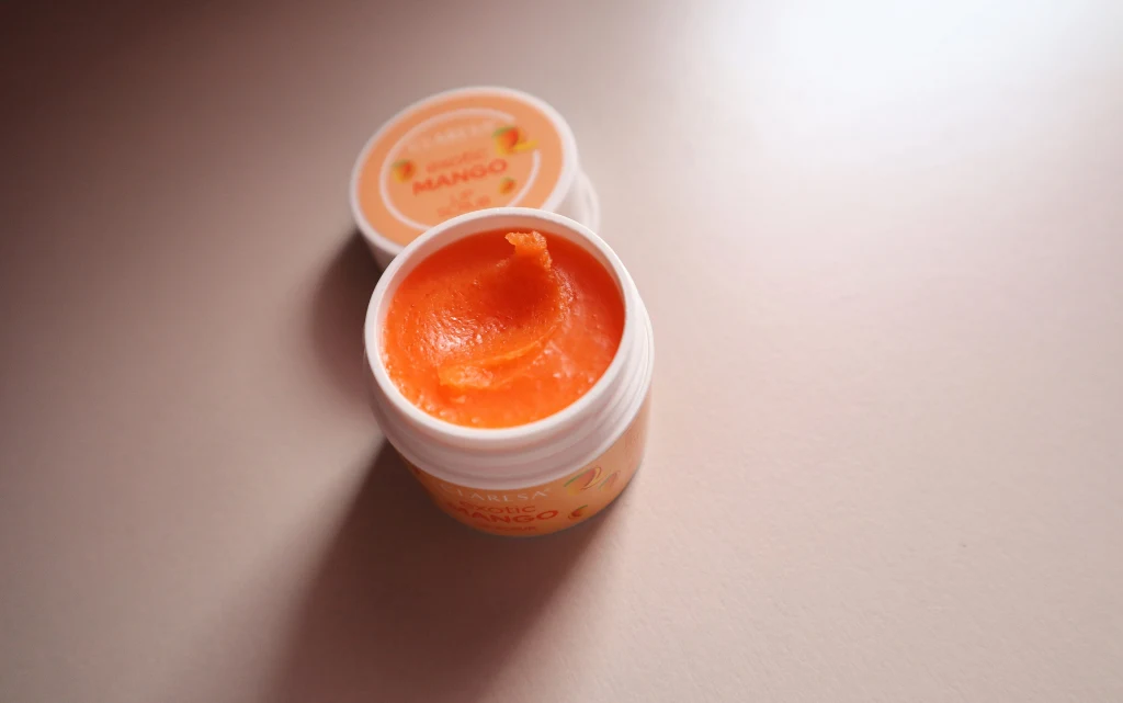 Otworzone opakowanie peelingu do ust Claresa exotic mango