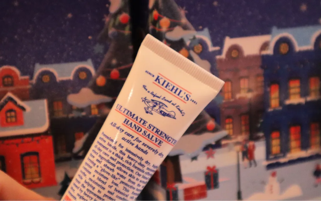 Krem do rąk Kiehl's Ultimate Strenght Hand Salve na tle kalendarza adwentowego
