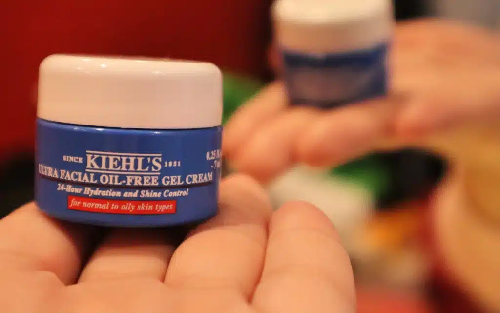 Opakowanie kremu Kiehl’s Ultra Facial Oil Free Gel Cream na kobiecej otwartej dłoni