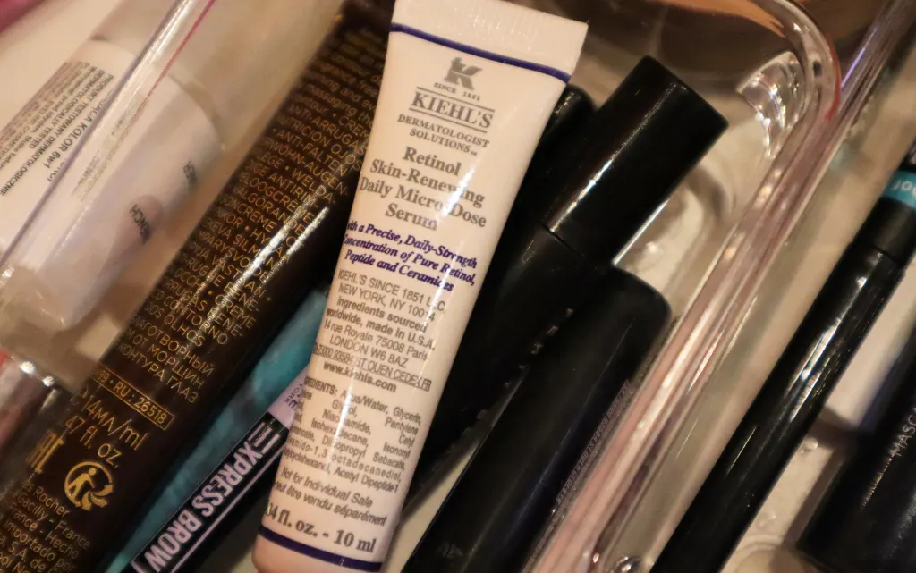 Opakowanie 10 ml serum Kiehl’s Retinol Skin-Renewing Daily Micro-Dose Serum