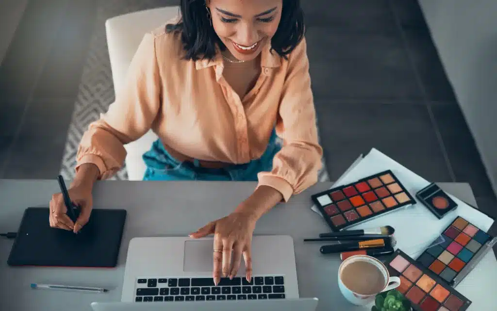 Bizneswoman w trakcie pracy, obok kosmetyki do makijażu biznesowego