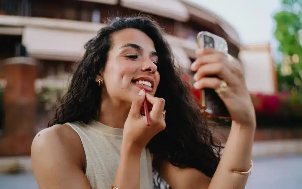 Szybkie poprawki konturowania można wykonać nawet z użyciem przedniej kamerki telefonu