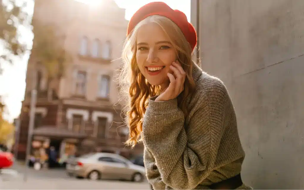 Dziewczyna pomalowana w stylu Parisian Chic