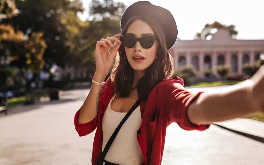 Stylizacja i makijaż francuski z mocnym akcentem na czerwone usta