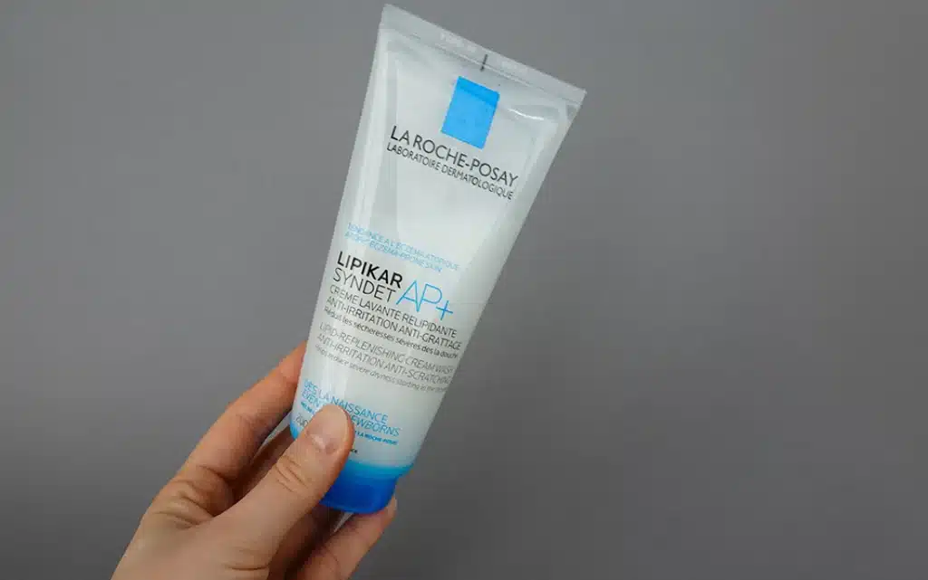 La Roche-Posay Lipikar Syndet AP+ w dłoni - zdjęcie