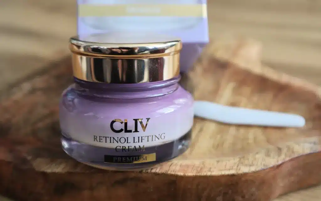 Zawartość opakowania kremu do twarzy z retinolem Cliv Premium