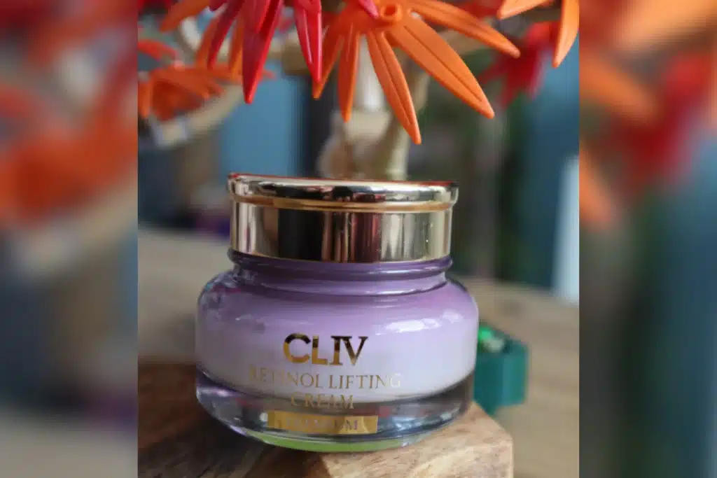 Krem do twarzy z retinolem Cliv Premium, w tle klocki LEGO