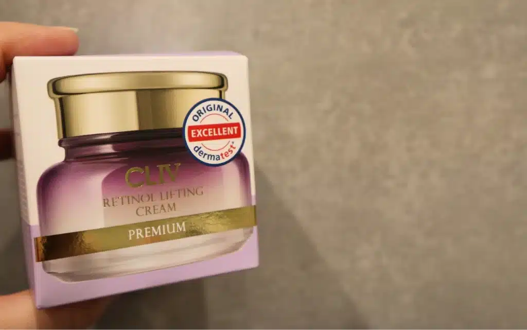 Krem do twarzy z retinolem Cliv Premium na tle szarej ściany