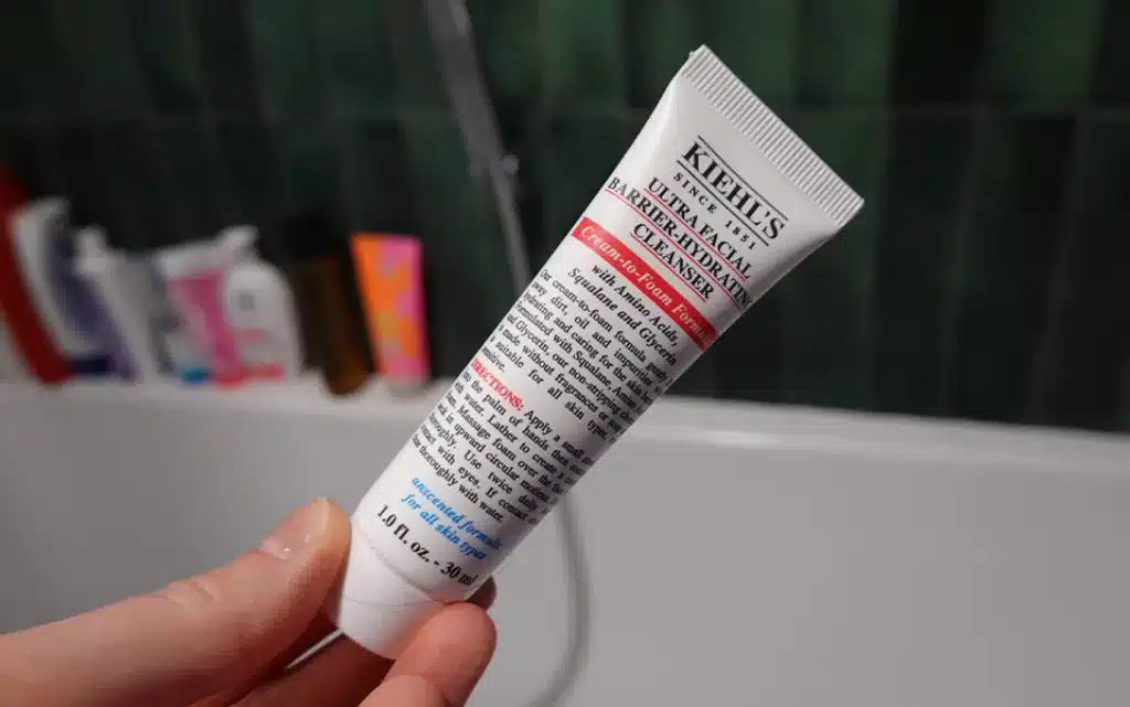 Kiehl’s Ultra Facial Barrier-Hydrating Cleanser w dłoni - zdjęcie.