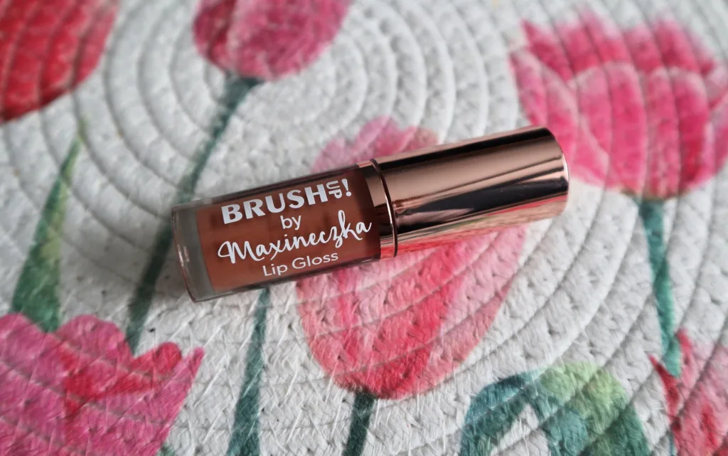 Brushup! by Maxineczka Błyszczyk do ust 03 Caramel Nude na kolorowym tle