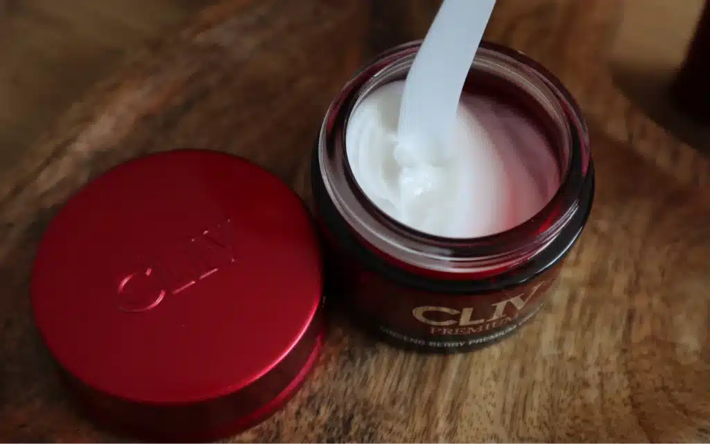 Otworzony słoik odżywczo-ujędrniającego kremu do twarzy Cliv premium