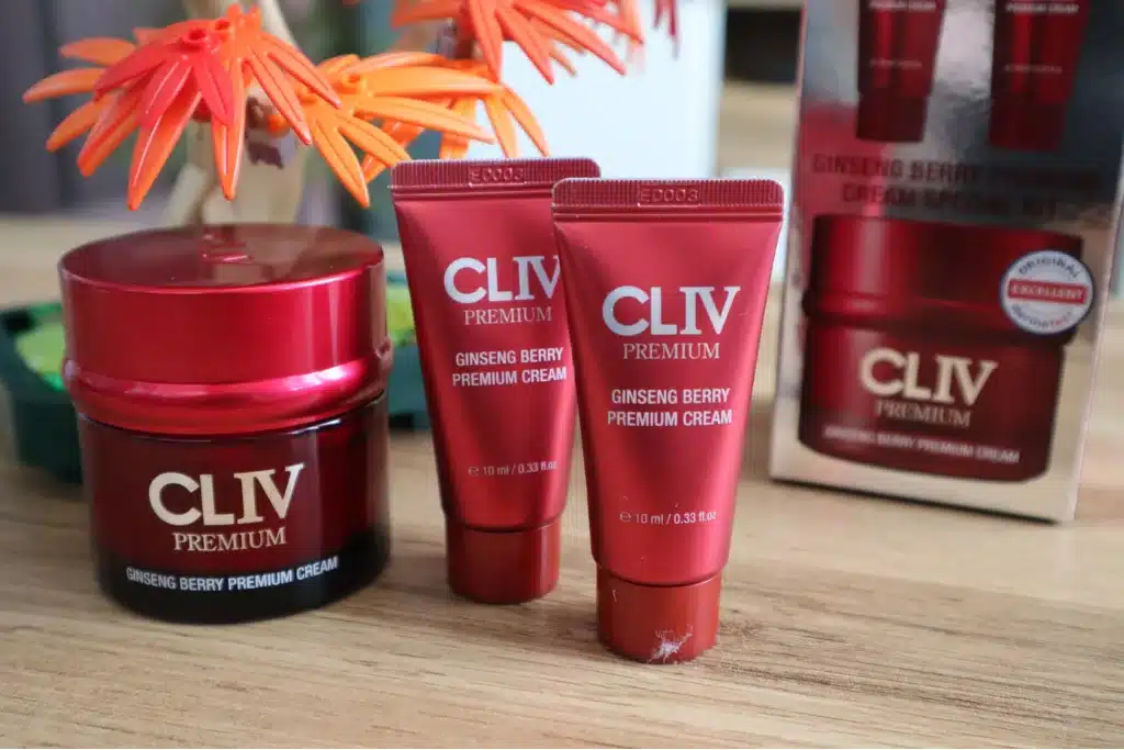 Odżywczo-ujędrniający krem do twarzy Cliv premium: opakowanie 50 ml i dwie małe próbki 10 ml