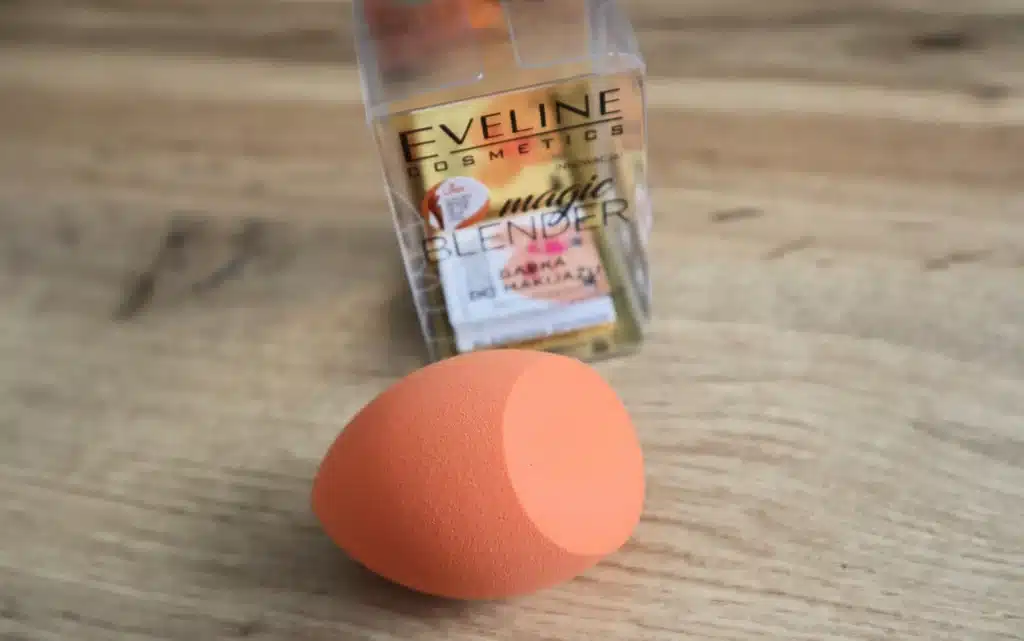 Eveline gąbka do makijażu Magic Blende wyjęta z plastikowego opakowania