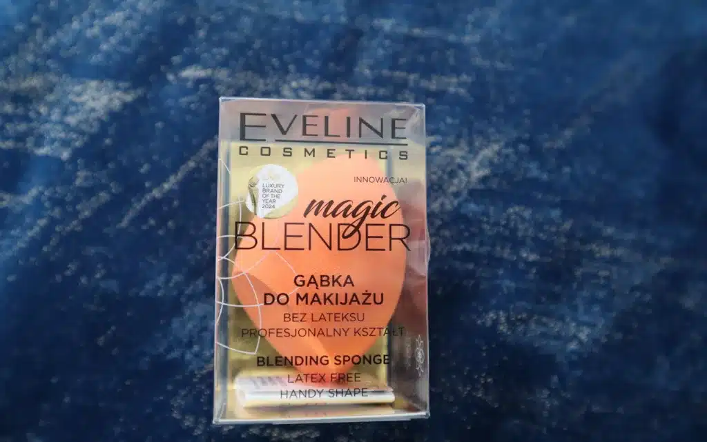 Eveline gąbka do makijażu Magic Blende w plastikowym opakowaniu na niebieskim tle
