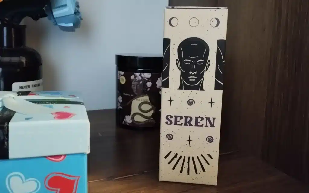 Krem do twarzy nawilżająco-matujący Seren by Elementum na biurku w pokoju