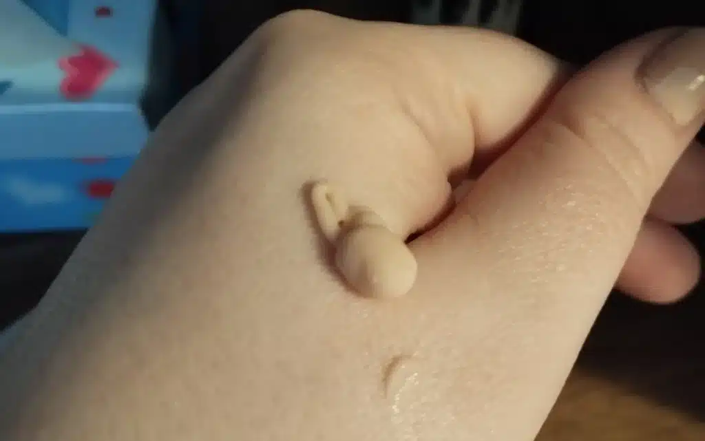 Konsystencjakremu do twarzy nawilżająco-matujący Seren by Elementum na kobiecej dłoni