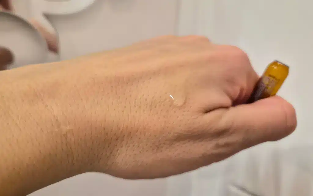 wygląd serum zamknięte w ampułce
