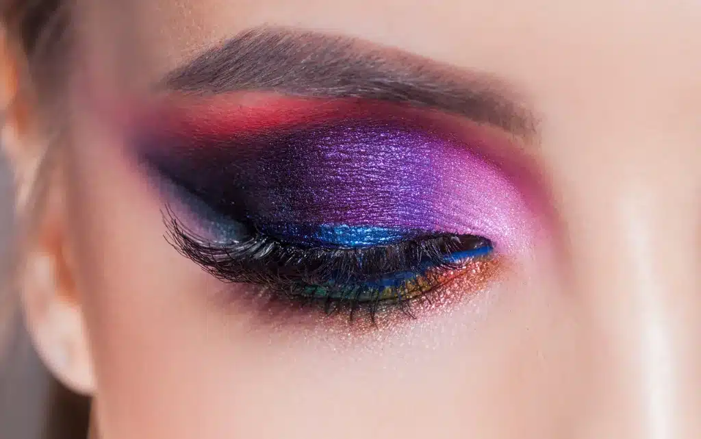 Kolorowy makijaż oka z użyciem cieni z drobinkami