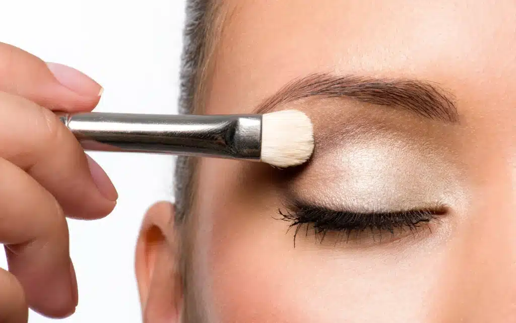 Aplikacja cienia do powiek płaskim pędzelkiem