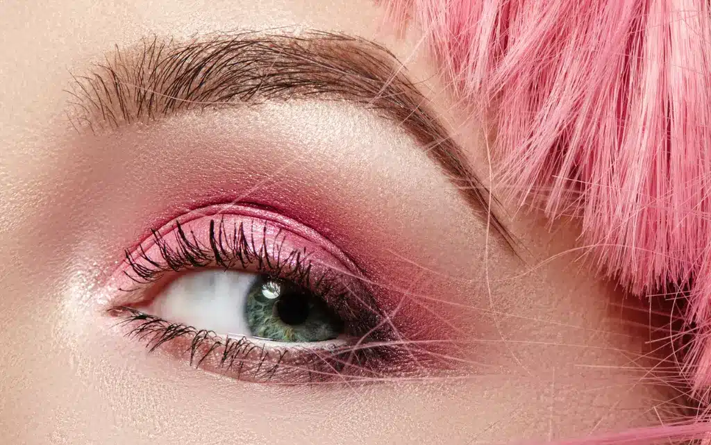 Makijaż oka w odcieniach różu