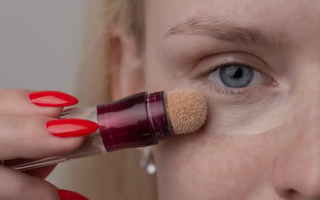 Aplikacja korektora pod oczy