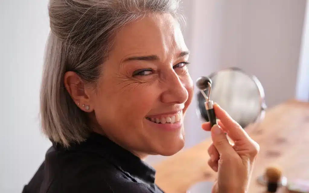 Rolowanie twarzy wałkiem jadeitowym pomaga na zasinienia pod oczami