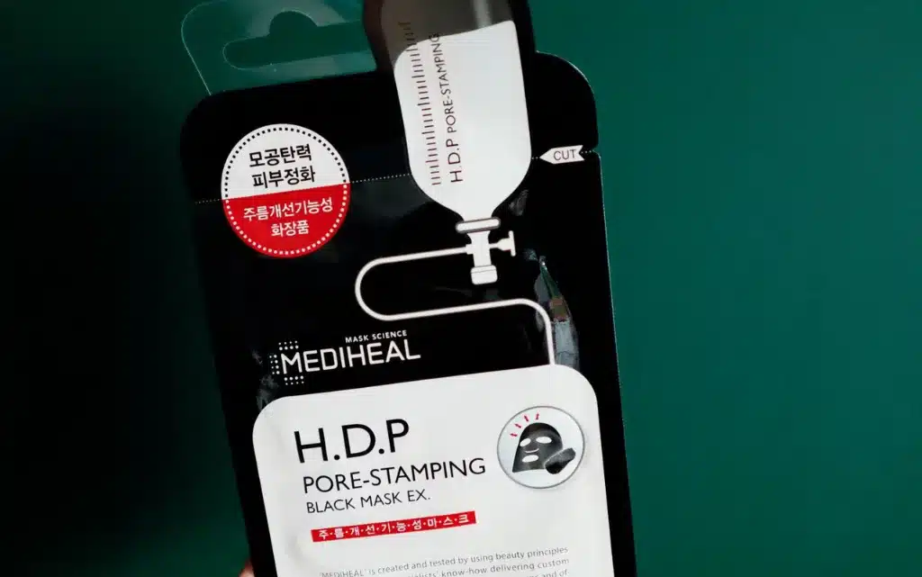 MEDIHEAL Czarna maska w płachcie oczyszczająco-napinająca na zielonym tle