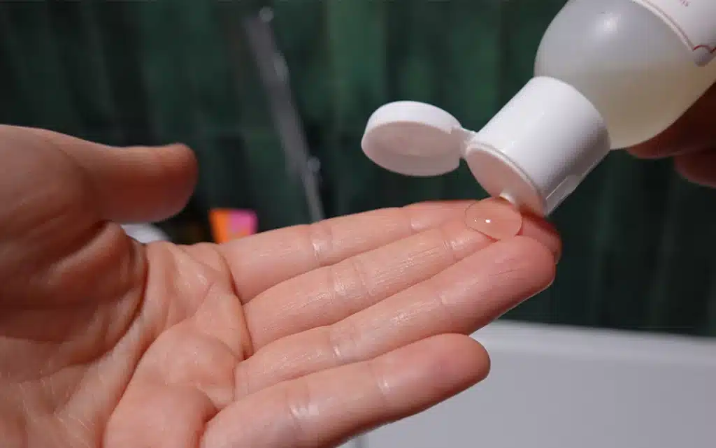 Wylewanie Kielh’s Bath and Shower Liquid Body Cleanser na dłoń - zdjęcie